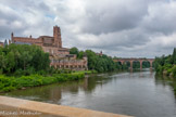 <center>Albi</center>Le palais de la Berbie. et la cathédrale, dont les architectures sont semblables. Le pont de chemin de fer.