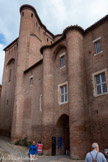 <center>Le palais de la Berbie.</center>Porte d'accès à la cour d'honneur. Tour Saint-Michel bâtie à la place de l'ancienne bisbia vielha.