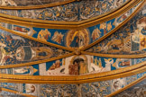 <center>La cathédrale Sainte-Cécile</center>Le Couronnement de la Vierge. Dernière grande scène centrale avant le Christ en gloire. Cette peinture est à la fois grandiose et empreinte d’une simplicité lumineuse et festive : le Christ Roi couronne Marie sous le couvert de l’Esprit Saint ; cet acte auréolé de séraphins est acclamé par divers anges musiciens et d’autres séraphins ! Le Christ, robe rouge et manteau bleu, est roi de l’univers ; il couronne sa mère, geste et regard entièrement dédiés à cet acte solennel. Marie est en robe bleue, drapée entièrement d’un manteau blanc. Assise, elle reçoit la couronne, légèrement inclinée, mains jointes, regard humble et profond. L’Esprit Saint, figuré par une colombe, surplombe les deux personnages, les couvrant ou plutôt les reliant de ses deux ailes. Autour d'eux, deux chœurs d’anges, aux robes de couleurs vives et variées, jouent de leurs trompettes, tambourin, flûte ou viole.