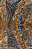 <center>La cathédrale Sainte-Cécile</center>Dans la 5e travée à partir des orgues, des anges présentent deux soleils d’or sur fond rouge : l’un d’eux est le monogramme IHS, l’autre est le mot PAX.  IHS est l’abréviation de Iesus Hominum Salvator, expression latine qui signifie « Jésus, Sauveur des hommes ».  Jésus est le Messie annoncé par les prophètes ; il inaugure un règne de Paix – PAX en latin.  La Transfiguration. peu avant sa dernière montée vers Jérusalem, Jésus est transfiguré en présence des trois apôtres qui lui sont le plus proches.  Le Christ est debout, en majesté, lumineux et le corps enveloppé d’une mandorle dorée. La tradition chrétienne situe cette scène sur le Mont Thabor.
Les trois apôtres sont agenouillés, en adoration : à la droite de Jésus, Pierre tout proche ; puis Jean, le plus jeune des disciples. Jacques est de l’autre côté.