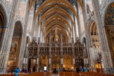 <center>La cathédrale Sainte-Cécile</center>Le jubé est une clôture de pierre qui isole le chapitre de chanoines du reste des fidèles lors des offices. Celui d'Albi, de style gothique flamboyant présente une façade de 18 m de longueur, de 8,20 m de haut, et de 7,15 m de profondeur (sous tribune). La tribune de la façade externe comporte trois registres. Le registre inférieur est décoré à chaque travée de deux arcs jumelés en accolade dont la pointe en fleuron affleure dans le registre médian. Les retombées pendantes des trois arcades à polylobes redentés, ouvertes sur le porche logé sous la tribune, se terminent par des sculptures en forme de gros cabochons. Le registre supérieur comporte des arcs jumelés en plein cintre et, dans les travées intermédiaires, une balustrade ajourée ornée de blasons. Le battant de chaque porte comporte au registre inférieur une grande arcade à claire-voie et en accolade, surmontée d'un tympan à soufflets et mouchettes, et au registre supérieur une suite de petites arcades, groupées deux à deux