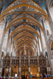 <center>La cathédrale Sainte-Cécile</center>Un jubé de pierre a été ajouté à l'intérieur du chœur de la cathédrale. Cette construction de pierre constitue presque une église dans l'autre. Les éléments sont totalement séparés du reste de l'édifice en brique. La dentelle de pierre constitue une séparation entre les fidèles et le chapitre de chanoines. Aucun document ne permet de le dater, mais la présence, en plusieurs endroits, de blasons des Amboise situait l'érection de cet ensemble sous l'épiscopat de Louis I ou de son successeur de neveu, entre 1474 et 1517.