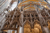 <center>La cathédrale Sainte-Cécile</center>Les retombées pendantes des trois arcades à polylobes redentés, ouvertes sur le porche logé sous la tribune, se terminent par des sculptures en forme de gros cabochons.