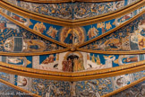 <center>La cathédrale Sainte-Cécile</center>Les vierges sages et les vierges folles. Au centre, Elles sont groupées sous une arcade qui évoque un décor de théâtre composé d’un arc central flanqué latéralement de deux escaliers, par lesquels on accède à la maison de l’époux. Des rayons, sous l’arche du décor, montrent que la maison de l’époux se confond avec le Ciel de lumière et de Gloire. À droite du côté des vierges sages un chien aboie ; à gauche du côté des vierges folles, un chien dort et se trouve dépourvu de collier. Ce n’est pas seulement un détail pittoresque : cet animal symbolise la vigilance et la fidélité. Sur les côtés : Sur la voûte, la maison de l’époux comporte double perron : À gauche, les vierges folles sont arrêtées sur le pas de la porte par l’époux, nimbé d’or : « AMEN DICO VO/BIS NESCIO VOS : Amen. Je vous dis : Je ne vous connais pas ». Pas d’ange ici pour soutenir le cartouche contenant ces paroles de rejet. L’une des jeunes filles, assise au bas des degrés, semble méditer sur sa folie. A doite, 

Les vierges sages gravissent allègrement les marches de droite. Deux sont déjà entrées dans la maison de l’époux, la troisième franchit le seuil.

Le mérite des vierges sages est d’avoir fait provision d’huile, d’avoir été prudentes comme le souligne l’inscription dans le cartouche présenté par un ange : « QVINQVE / PRVDEN/TES VERO / ACCEPERVNT (OLEVM) : or les cinq prudentes prirent (de l’huile). »