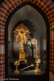 <center>La cathédrale Sainte-Cécile</center>Crosse épiscopale de Monseigneur Lyonnet. 
Bronze doré, émail. Cette crosse épiscopale a été réalisée en 1867 par l'orfèvre parisien Placide Poussielgue- Rusand d'après un dessin de Viollet-le-Duc initialement réalisé pour une crosse de la cathédrale Notre-Dame de Paris. Ce modèle, inspiré des crosses médiévales, a largement été copié et diffusé. <br>Ciboire (D).
Pierre-Henry Favier (orfèvre. Paris) 1860. Argent repoussé, fondu, ciselé et doré ; saphir, diamants. Ce grand ciboire présente une iconographie particulièrement riche. Sur le pied sont représentées des scènes de la Passion du Christ - Jésus couronné d'épines, la Flagellation, le Portement de croix - et sur la coupe figurent les trois vertus théologales : la Foi, l'Espérance et la Charité. 
<br>Ciboire de Monseigneur Brault (G)
Jean-Charles Cahier (orfèvre, Paris) 1819-1833 Argent repoussé, ciselé, fondu, doré et gravé. 
<br>Goupillon.
Favier Frères (orfèvres, Lyon). Après 1838. Argent fondu et ciselé. L’aspersion d’eau bénite des objets et des fidèles se fait grâce ou seau et au goupillon, qui a remplacé la branche de rameau.