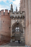 <center>La cathédrale Sainte-Cécile</center>Dominique de Florence fait construire l'escalier d'accès à l'édifice côté sud pour les fidèles. Le bas est doté d'une porte fortifiée dite porte de Dominique de Florence, plus décorative que réellement défensive. Elle est constituée d'une entrée en pierre avec un tympan ajouré. Cet ouvrage s'appuie sur le mur de la cathédrale et sur une tour ronde en brique. Cette dernière abritera le trésor des chanoines au XVIIIe siècle. La statuaire du portail a disparu mais il reste une clé de voûte de la Vierge de l'Assomption et à la retombée des arcs, des anges musiciens.
