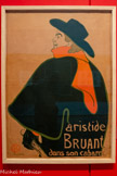 <center>Musée Toulouse-Lautrec</center>Henri de Toulouse-Lautrec Aristide Bruant dans son cabaret
1893
Lithographie au pinceau et au crachis, en quatre couleurs (pierre de trait en vert olive, pierres de couleurs en noir, rouge, et brun.
Albi, musée Toulouse-Lautrec.
Donation de la Comtesse de Toulouse-Lautrec et famille, 1922
