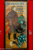 <center>Musée Toulouse-Lautrec</center>Henri de Toulouse-Lautrec Ambassadeurs. Aristide Bruant et son cabaret
1892
Huile et gouache sur papier bulle et calque marouflés sur toile
Albi, musée Toulouse-Lautrec.
Donation de la Comtesse de Toulouse-Lautrec et famille, 1922.
Dans ce projet réalisé en 1892 pour Aristide Bruant, Toulouse-Lautrec représente le chanteur debout sur scène, au milieu d’un auditoire assis en contrebas. Seul son profil, à l’expression exacerbée, est visible et reconnaissable. Parmi la foule ressort au premier plan la danseuse Jane Avril, représentée de dos. Cette figure, comme la silhouette de Bruant, a été travaillée à part dans des esquisses peintes. Ce projet, pourtant bien avancé, n'a finalement pas été transposé en affiche