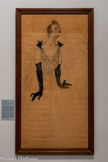<center>Musée Toulouse-Lautrec</center>Henri de Toulouse-Lautrec
Yvette Guilbert
1894
Fusain rehaussé de peinture à l’essence sur papier bulle.
Albi, musée Toulouse-Lautrec.
Donation de la Comtesse de Toulouse-Lautrec et famille, 1922.
En 1892, Yvette Guilbert, vedette de la chanson parisienne de la Belle Epoque, surnommée « la diseuse fin de siècle », commande une affiche à Toulouse- Lautrec. L’artiste, qui espère asseoir ainsi sa renommée d’affichiste, l’annonce fièrement à sa mère. Il choisit de représenter Yvette Guilbert, et ses fameux gants noirs, en pleine performance. Le dessin du visage reflète les mimiques de la chanteuse entonnant ses couplets et refrains. Ne se trouvant pas à son avantage, elle refuse ce projet d’affiche au profit d’un autre de Théophile- Alexandre Steinlen moins original mais plus flatteur.