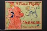 <center>Musée Toulouse-Lautrec</center>Henri de Toulouse-Lautrec
Paul Sescau. Photographe
1894
Lithographie au pinceau, au crayon et au crachis, en cinq couleurs (pierre de trait en bleu, pierres de couleurs en rouge, jaune et vert, remarque en noir) 
Albi, musée Toulouse-Lautrec (inv. A.16)
Donation de la Comtesse de Toulouse-Lautrec et famille, 1922
Toulouse-Lautrec réalise cette affiche pour promouvoir le studio de son ami photographe Paul Sescau, qu'il portraiture à plusieurs reprises. Il le représente ici caché sous le drap de son appareil photo, capturant l’image d'une femme portant un vêtement parsemé de points d'interrogation. L'ambiguïté de cette scène et la dimension voyeuriste qui en émane sont accentuées par le dessin humoristique ajouté par l'artiste, appelé remarque, d'une femme nue dressant un cochon. A la manière d’un photographe, Toulouse-Lautrec adopte un cadrage resserré qui concentre l'action et coupe ses personnages.
