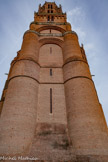 <center>La cathédrale Sainte-Cécile</center>Après 1400, une période sombre de soixante dix ans voit le chantier stagner : les épidémies de peste et la guerre de Cent Ans ont affaibli l'économie locale et le conflit entre évêques concurrents détourne les maigres subsides au profit de la rétribution des combattants. La reprise du chantier se produit sous la responsabilité de Louis Ier d'Amboise. C'est lui qui consacre la nouvelle cathédrale le 23 avril 1480. Le nouvel évêque issu d'une grande famille proche du roi Louis XI, veut faire d'Albi une ville à la hauteur de son origine de grande famille. Sa nomination coïncide avec un essor économique considérable basé sur la culture et le commerce du pastel et du safran de l'Albigeois. L’austérité, prônée jadis, n'a plus lieu d'être, le dernier cathare a été brûlé vif en 1321. À l'intérieur de l'église, un jubé de pierre finement sculptée ceint le chœur.Le massif clocher carré gagne deux étages octogonaux à baies closes de volets qui masquent les cloches.