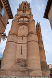 <center>La cathédrale Sainte-Cécile</center>Le chevet. Le clocher–donjon.
Renforçant l’aspect de cathédrale-forteresse, un clocher massif et aveugle se dresse comme une longue vue vers le ciel (78m). Il fut élevé jusqu'à la toiture à la fin du XIVe siècle et couronné à la fin du XVe siècle, par les trois derniers étages. Ce clocher-donjon renforçait les fortifications séparant Albi du Castelviel. On ne pouvait donc édifier là un porche pour l’entrée de la cathédrale, dans l'axe de la nef.