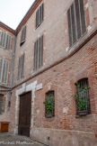 <center>Albi</center>Maison natale du peintre Henri de Toulouse-Lautrec. D’apparence plutôt modeste, la bâtisse était en réalité un vaste hôtel particulier, appelé l’hôtel du Bosc. Construit au XIIe siècle, à l’emplacement des remparts de la cité, ce dernier a encore la particularité de s’appuyer sur deux anciennes tours fortifiées. Toulouse-Lautrec ne vivra que très peu de temps à cette adresse et passera finalement la majeure partie de son enfance entre le château du Bosc, dans l’Aveyron, et le château de Celeyran, dans l’Aude. Cet enfant du pays, au physique atypique, dû à une maladie des os dégénérative, connaitra la gloire grâce à un talent inouï dans le dessin et la peinture.