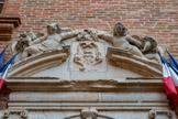 <center>Albi</center>L’Hôtel de Ville (XVIIe siècle). La cour comporte une belle porte de décor Renaissance. Les armoiries de la ville y sont représentées, elles illustrent la devise imprimée en 1764 dans l'armorial des Etats du Languedoc : «  stat baculus,vigilatque leo, turresque tuetur », La crosse de l'évêque se dresse, le lion veille et protège les tours. Depuis 1397, la maison commune d'Albi se trouvait dans la carrière de la Sabaterie. Elle fut transférée dans l'hôtel de messire Etienne de Martin en 1728, son emplacement actuel. L'hôtel existait avant sa transformation en maison commune, comme l'atteste la date de 1682 gravée au fronton de la porte d'escalier.