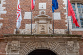 <center>Albi</center>L’Hôtel de Ville (XVIIe siècle). Au-dessus, des consoles à guirlandes supportent l'entablement surmonté par un tableau portant les armoiries de la ville. Surmonté par un petit fronton en segment de cercle et une boule, ce tableau est relié par des ailerons chargés de guirlandes, à deux boules latérales