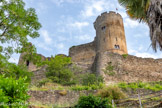 <center>Najac : Forteresse Royale. </center>Le château occupe une position dominante dans la basse vallée de l'Aveyron, voie de circulation entre Rodez et Saint-Antonin. Il fut l'un des points forts de l'influence toulousaine dans la vallée de l'Aveyron et du Viaur, contre les positions des Trencavel en Albigeois, au sud, et celles des Barcelone, à l'est.