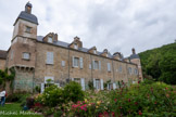 <center>Abbaye de Beaulieu-en-Rouergue  </center>Façade côté jardin de roses.