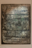 <center>Abbaye de Beaulieu-en-Rouergue  </center>Judit Reigl (Kapuvár, Hongrie, 1923 - Marcoussis, 2020) Guano
1959-1963
Huile et peinture vinylique sur toile 
Judit Reigl a élaboré la série Guano à partir de toiles « ratées » qu'elle a utilisées pour protéger le sol de son atelier et sur lesquelles elle a marché, travaillé, déversé de la peinture. « Ces guenilles excrémentielles », comme elle les a désignées, se sont lentement transformées « en couches stratifiées, comme le guano des fies ».
Ce terrain fertile est devenu source d'exploration, accueillant de nouveaux gestes, de nouvelles traces, selon un procédé spontané faisant écho au « hasard objectif » cher à son ami André Breton.