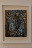 <center>Abbaye de Beaulieu-en-Rouergue  </center>Simon Hantaï (Biatorbàgy, Hongrie, 1922 - Paris, 2008)
Sans titre
Vers 1950.
Gouache et encre sur papier.
Au début des années 1950, Simon Hantaï se nourrit de l'automatisme psychique des surréalistes. Il entreprend un travail sur le geste et les procédés picturaux, développant une technique méthodique de recouvrement du support. Au fil des superpositions de matière, il gratte, racle, lisse la surface avec toutes sortes d'outils qui laissent une trace visible de son action. Ici, il obtient une matière de couleur ocre parcourue de circonvolutions et d'arabesques, qu'il confronte à du bleu céruléen.