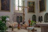 <center>Najac : Église Saint-Jean l’Évangéliste.</center>Un groupe sculpté associant un Christ en croix de facture catalane du XVe siècle, la Vierge et saint Jean l’Evangéliste du XVIe siècle.