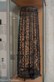 <center>Najac : Église Saint-Jean l’Évangéliste.</center>Ce grand et rarissime porte- cierge, restauré en 2018, est constitué d’une cage en fer forgé qui était destinée à être posée au sol.
La lourde structure cylindrique se compose de huit montants verticaux entre lesquels se développent des volutes adossées et rivetées, assemblées par des agrafes massives. La cage, dont la porte pivotante est ornée d’un bouton à motif végétal en cuivre, servait à placer et à faire brûler un grand cierge (cierge Pascal ou chandelle Notre-Dame).