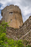 <center>Najac : Forteresse Royale. </center>La construction primitive de la TOUR CARREE, sans doute initiée par les comtes de Toulouse, avait pour but la protection du village. De la deuxième époque date le DONJON, haut de quarante mètres, qui fut l'œuvre d'ALPHONSE DE POITIERS, frère du roi SAINT-LOUIS, de 1253 à 1263. Mêlant schiste et grès rose, la seconde construction est dotée des derniers perfectionnements de l'art militaire. Le coût de sa construction atteindra la somme de seize mille livres tournoi, soit 60 millions de nos-euros.