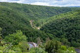 <center>Najac : Forteresse Royale. </center>Construite à même le roc, la Forteresse de Najac se dresse  sur son promontoire, cernée sur trois côtés par l'Aveyron qui coule cent cinquante mètres plus bas.