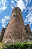 <center>Najac : Forteresse Royale. </center>Les fameuses archères, hautes de 6 m 80,  permettaient de voir la base du donjon pour en éviter la sape. Plus haut, elles sont plus larges afin de permettre le tir de lourdes arbalètes.