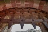 <center>Najac : Forteresse Royale. </center>Puis la HERSE, en bois, suivie d'une seconde porte fermée par des madriers coulissant dans les murs.