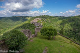 <center>Najac : Forteresse Royale. </center>Au pied de la citerne s’étend l’esplanade du Sénéchal, où s’élevait la salle d’audience de la sénéchaussée du Bas Rouergue. Le sénéchal est un représentant de l’autorité seigneuriale. Il ne vivait pas à la forteresse mais dans une demeure de Najac (encore visible aujourd’hui), située au pied des fortifications
