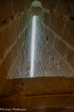 <center>Najac : Forteresse Royale. </center>La CHAPELLE ST JULIEN. Les archères, hautes de 6 m 80, permettaient de voir la base du donjon pour en éviter la sape. Plus haut, elles sont plus larges afin de permettre le tir de lourdes arbalètes.