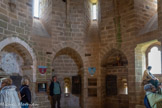 <center>Najac : Forteresse Royale. </center>La CHAPELLE ST JULIEN. A gauche, dans une vitrine, un reliquaire.