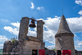 <center>Najac : Forteresse Royale. </center>Le sommet du donjon. A gauche, le bâtiment du mécanisme de l'horloge et la cloche qui sonne les heures. A droite, le haut de la tour de l'escalier à vis.