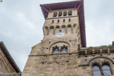 <center>Saint-Antonin-Noble-Val </center>Quant à la fenêtre géminée du troisième niveau, elle prend place dans un ébrasement extérieur formé par un grand
arc brisé et surélevé, à large chanfrein gaufré, reposant directement sur l'appui qui se prolonge en cordon. Les arcs trilobés
ont été restitués par Viollet-le-Duc grâce aux éléments retrouvés en place. Comme celle du premier étage, la colonnette médiane en
pierre, avec son chapiteau copié sur l'un des chapiteaux de la claire-voie, est due à la restauration du XIXe siècle.