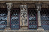 <center>Saint-Antonin-Noble-Val </center>En pendant à Justinien, sur le pilier de droite, est représenté le Péché originel, avec Adam et Eve debout de part et d'autre de l'Arbre de
la connaissance du bien et du mal. Tous deux cachent leur sexe sous une large feuille de figuier tandis que leur trouble se manifeste par la main qu'ils portent à la gorge, et que le serpent tentateur apparaît dans les
frondaisons avec, dans la gueule, un gros fruit rond qu'il présente à Eve.
Le relief d’Adam et Ève après la Faute, rappelle que l’homme est faible devant le péché.