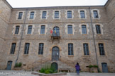 <center>Saint-Antonin-Noble-Val </center>Aancien couvent des génovéfains du 18e siècle. Les génovéfains sont des chanoines réguliers de saint Augustin qui s’installent ici au 18e siècle. Une longue politique d’acquisition de terrains leur permet de construire le bâtiment à la place d’un îlot de 18 maisons à partir de 1751. Ce chantier adopte les règles de l’architecture classique, en vigueur sous Louis XV en privilégiant la symétrie.
La Révolution survient. Le chapitre est dissout le 18 mai 1790 ; le couvent sera confisqué au titre de bien national alors qu’il n’était pas entièrement aménagé. Il abrite aujourd’hui la Maison des Services Publics qui accueille la Mairie, la Communauté des Communes et d’autres services. La façade est classique : le corps de logis est rythmé par de grandes fenêtres ordonnées de part et d’autre de l’entrée et encadré par 2 pavillons.