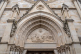 <center>Saint-Antonin-Noble-Val </center>Le tympan de l’église : le bas- relief signé Coûtât (1901) montre l’arrivée de la barque : on voit le saint, la main bénissante de Dieu, les aigles.  Saint Antonin fut le premier évangélisateur du Rouergue. Il fut décapité à Pamiers puis jeté dans l’Ariège. Des anges s’empressèrent de recueillir les reliques pour les placer dans une barque guidée par deux grands aigles blancs. Elle glissa sur les flots de l’Ariège et de la Garonne, puis remonta le cours du Tam et de l’Aveyron. Elle s’arrêta au confluent de la Bonnette et de l’Aveyron par une nuit transparente d’été, étincelante d’étoiles. A droite le Roc d’Anglars et à gauche les huttes aux toits de chaume de Noble-Val.