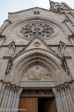 <center>Saint-Antonin-Noble-Val </center>L’ancienne église a été ruinée pendant les guerres de religion au 16e siècle. Sur son emplacement, les protestants avaient établi leur temple. Après le siège de 1622, les catholiques reprennent possession du bâtiment. Le Conseil de Fabrique, encouragé par la Commune et soutenu par l’évêque, décide de reconstruire, en décembre 1826, l’église paroissiale devenue vétuste et de capacité insuffisante. Les plans sont dressés par l’architecte diocésain, Théodore Olivier, en février 1861. L’édifice, de style néogothique du Nord, sera consacré en octobre 1872.
