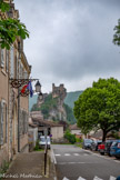 <center>Penne  </center>S'accrochant à un piton rocheux qui surplombe la rive gauche de l'Aveyron, dans la partie la plus pittoresque de son cours, le vieux bourg de Penne, dominé par les ruines de son château, occupe un site remarquable.