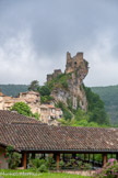 <center>Penne  </center>Le château est bâti sur un piton biscornu naturellement taillé à l'abrupt dont il épouse strictement les contours, perché à plus de 120 mètres au-dessus d'un méandre de l'Aveyron. En 825, il existe une mention du château à Penne lors d'une visite du roi d'Aquitaine, Pépin, dans la vallée. En 1096, le premier seigneur connu, Geoffroi, se croise à la suite de Raymond de Saint-Gilles, comte de Toulouse. En 1109, Penne est érigé en fief par le vicomte d'Albi à qui les seigneurs d'Albi rendent hommage.