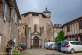 <center>Penne  </center>Eglise Sainte-Catherine. En 580, à l'époque des premiers seigneurs de Penne, une église est construite sous l'impulsion de saint Salvy, évêque d'Albi.

Aux XIIe et XIIIe siècles est construite l'église actuelle, orientée à l'est et intégrée à l'enceinte fortifiée du village. L'abside dominait le fossé qui occupait la place actuelle.

En 1568, le chef protestant Philippe de Rabastens prend la ville restée catholique. L'église est en partie détruite.

Une fois la paix religieuse revenue, l'église est restaurée dans le style gothique occitan. Une porte est alors ouverte à l'est sur le fossé maintenant comblé, et l'église est « retournée » (orientée à l'ouest).