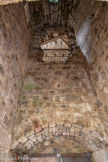 <center>Penne  </center>La porterie. L’assommoir est remplacé par un sas plus élaboré placé entre la herse et les vantaux, permettant le tir à l’arc plongeant ou le jet de projectiles depuis le chemin de ronde intérieur. Très rare, il est caractéristique de l'architecture royale et généralement conçu pour deux herses successives, ce qui n'est pas le cas de Penne.