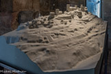 <center>Penne  </center>Maquette XIIe siècle. Au XIe siècle, les seigneurs de Penne furent les alliés des Trencavel, vicomtes d'Albi, de Béziers et de Carcassonne avant de s'associer, vers la fin du XIIe siècle, aux comtes de Toulouse. Soutiens de l'Eglise catholique en Quercy et en Albigeois, ils participent à l'essor de l'Ordre du Temple en contribuant à la fondation de l'importante commanderie de Vaour.
Un haut lieu du catharisme et de la Croisade albigeoise
Dès la fin du XIIe siècle ils accueillent aussi dans leurs murs des prédicateurs cathares. Ces Bons hommes et Bonnes femmes vivent publiquement à Penne et bénéficient de leur protection.
Au cours de la Croisade contre les Albigeois (1209-1229) les seigneurs de Penne sont les farouches adversaires de Simon de Montfort puis des rois de France. En 1212, ils repoussent un assaut des croisés puis reconnaissent l'année suivante le roi Pierre II d'Aragon comme leur suzerain. A sa mort ils redeviennent vassaux des comtes de Toulouse tout en préservant leur indépendance. Ils n'abandonnent leur village et leur château qu'en 1251, les cédants au nouveau comte de Toulouse, Alphonse de Poitiers, frère du roi de France.