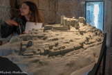 <center>Penne  </center>Maquette XIVe siècle. Le nouveau maître de Penne transforme alors le rocher en forteresse. Sur les bases de l'ancien village fortifié, il fait élever de nouvelles fortifications dont l'immense porterie ou châtelet à son entrée. La place forte a désormais, une double vocation. Au strict plan militaire elle protège la région mais elle abrite surtout les précieuses archives du comté de Toulouse.
Rattachée à la couronne capétienne à la mort du comte Alphonse en 1271, Penne est un poste avancé de la frontière entre la France et l'Angleterre pendant la Guerre de Cent Ans. Ce n'est qu'au départ définitif des Anglais du Quercy que son destin militaire s'atténue.
Malgré quelques épisodes de conflit pendant les Guerres de religion, la forteresse perd tout rôle stratégique sous Louis XIII. Abandonnée par la Couronne au XVIIIe siècle, elle acquiert une nouvelle noblesse : celle d'une ruine romantique dominant un fantastique panorama.
Rachetée par Sophie et Axel Letellier et sans cesse restaurée depuis 2006, la forteresse dévoile aujourd'hui peu à peu ses secrets au public.