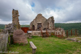 <center>Penne  </center>Les logis. Payé par le commanditaire, l'homme le plus important du chantier est le maître des œuvres. Il tenait à la fois le rôle d'architecte, d'ingénieur et de responsable des maçonneries. Avec le maître charpentier, il concevait aussi les machines de levage et gérait seul l'économie de la construction. A Penne, à partir de 1251, les maîtres des œuvres successifs, tous anonymes, ont su se montrer précurseurs (dans la réalisation du Châtelet) et particulièrement attentifs aux contraintes du terrain pour réaliser une puissante forteresse chargée avant tout d'un rôle de surveillance.
