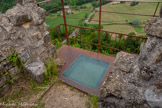 <center>Penne  </center>Latrines.
La salle haute de la tour à bec possède des latrines, comme d'autres bâtiments du château. Logettes en encorbellement au-dessus du vide, elles sont situées du côté de l’escarpement afin de ne pas gêner l'économie de la vie quotidienne.