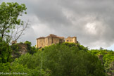 <center>Bruniquel</center>A l'origine, Bruniquel fut un château bâti pour surveiller la route de la vallée, du Quercy vers l'Albigeois. Un village se forma près de lui et devint une cité prospère dont témoignent les demeures de notables.
Dans le périmètre des remparts du XIIIe siècle et de part et d’autre d'un donjon du XIIe, deux bâtiments se côtoient depuis le partage de l'enceinte entre deux cousins rivaux en 1484.
Le château vieux (à droite), sur des bases médiévales, montre un logis Renaissance. Brûlé pendant les guerres de Religion, il fut remanié au XVIIe siècle et au XIXe qui édifia l'audacieuse galerie surplombant le précipice.