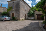 <center>Puycelsi</center>Place du Fus.
A Puycelsi encore à la fin du XIXe siècle, nombreux étaient les artisans qui fabriquaient des fuseaux (pour filer le chanvre ou la laine) que les femmes allaient vendre dans les foires des alentours.
Ceux qui fabriquaient des fuseaux étaient aussi appelés fusaires. Ces fuseaux étaient tournés dans différents bois notamment en buis ou en auzeral (érable), en charme, en alisier. On les vendait à Cordes, Montauban, Gaillac, etc.
Mis en mouvement du bout des doigts, il tourne librement en l’air, étirant les fibres.
Avant le filage, la masse à filer est placée sur une quenouille, le bâton tenu sous le bras, d’où les fibres sont étirées jusqu’au fuseau.