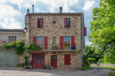 <center>Puycelsi</center>Place du Fus.
A Puycelsi encore à la fin du XIXe siècle, nombreux étaient les artisans qui fabriquaient des fuseaux (pour filer le chanvre ou la laine) que les femmes allaient vendre dans les foires des alentours.
Ceux qui fabriquaient des fuseaux étaient aussi appelés fusaires. Ces fuseaux étaient tournés dans différents bois notamment en buis ou en auzeral (érable), en charme, en alisier. On les vendait à Cordes, Montauban, Gaillac, etc.
Mis en mouvement du bout des doigts, il tourne librement en l’air, étirant les fibres.
Avant le filage, la masse à filer est placée sur une quenouille, le bâton tenu sous le bras, d’où les fibres sont étirées jusqu’au fuseau.