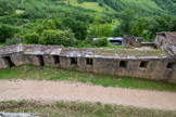 <center>Puycelsi</center>Le chemin de ronde. Au pied des remparts, une vaste esplanade appelée lice où les chevaliers pouvaient participer aux joutes et aux tournois.
Au Moyen-Age, les tournois regroupent diverses épreuves. Lors d’un tournoi, il y avait des combats à pied, à l’arme individuelle, des prises de tours, des jeux d’adresse à cheval tels que la quintaine pour les écuyers et des mêlées à cheval avec des combats à la batte ou à l’épée neutralisée ; cette épreuve nommée béhours était particulièrement spectaculaire, elle se déroulait le plus souvent dans un espace ouvert et dans des enclos au XVe siècle.
Les Chevaliers simulaient de véritables batailles rangées devant le public enthousiaste (y compris féminin)